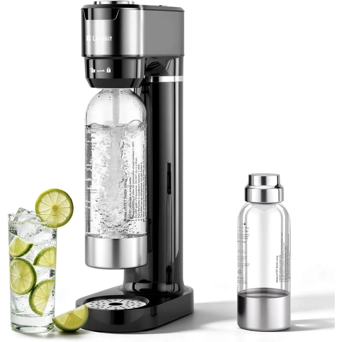 Zwarte bruiswatermachine met geplaatste fles, losse kleinere fles en glas met limoen