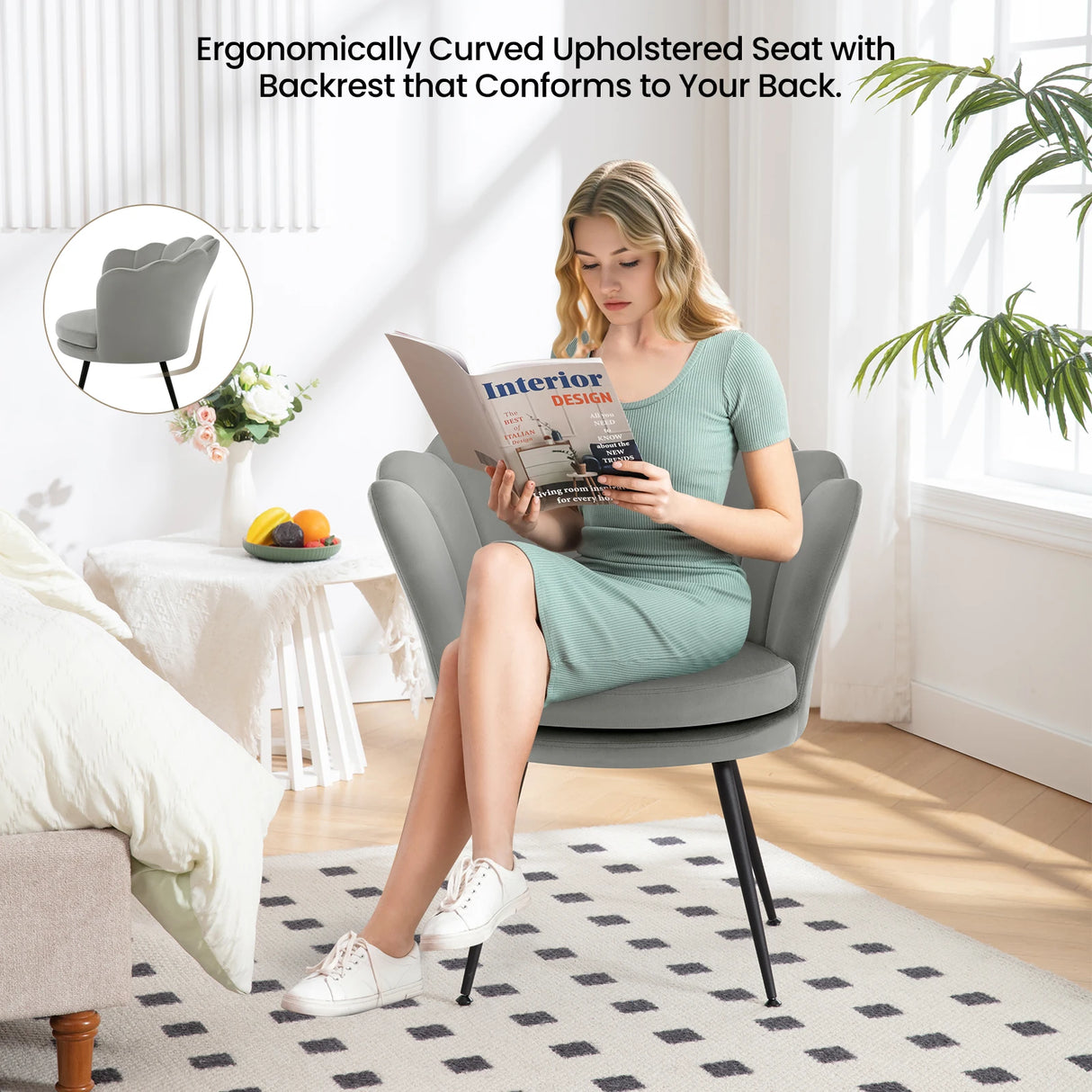 Velvet bloemvormige fauteuil van BukkitBow met zwarte metalen poten, comfortabele zit en elegant design.