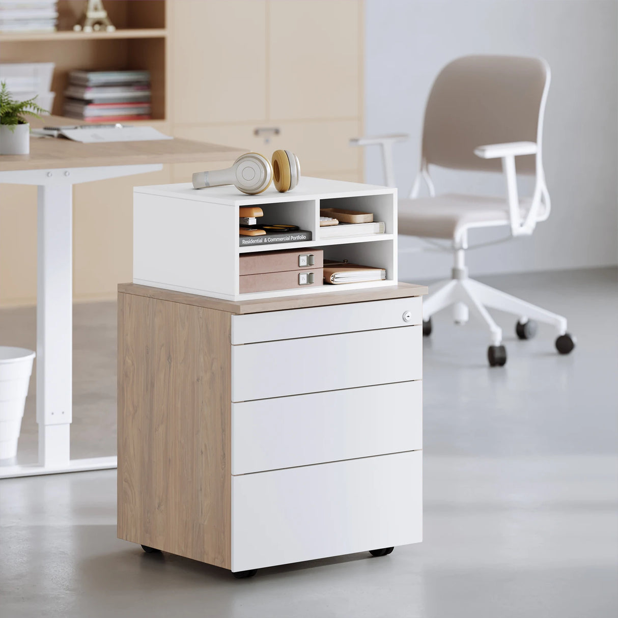 BukkitBow compacte printerstandaard met drie opbergvakken en modern design voor kantoor of thuisgebruik.