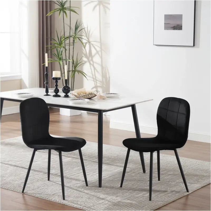 Set van 4 BukkitBow eetkamerstoelen met fluwelen zitting en metalen poten, ergonomisch ontworpen voor comfortabele zitervaring.
