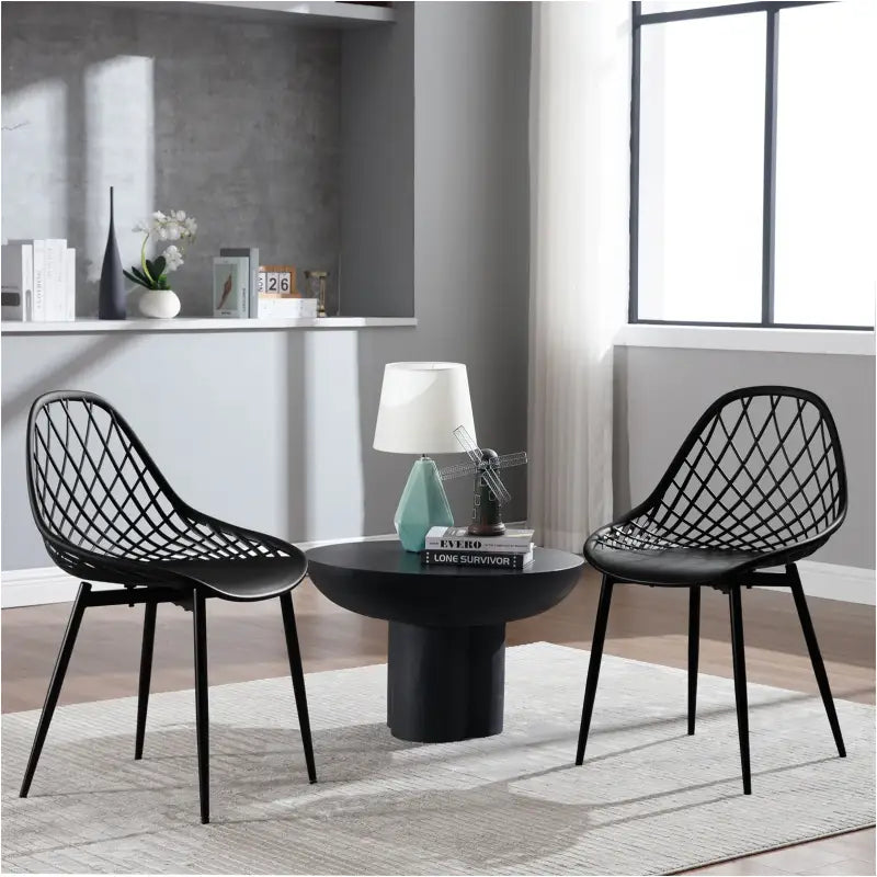 Set van 4 BukkitBow eetkamerstoelen met holle rugleuning, Scandinavisch design en metalen poten voor de keuken of eetkamer.
