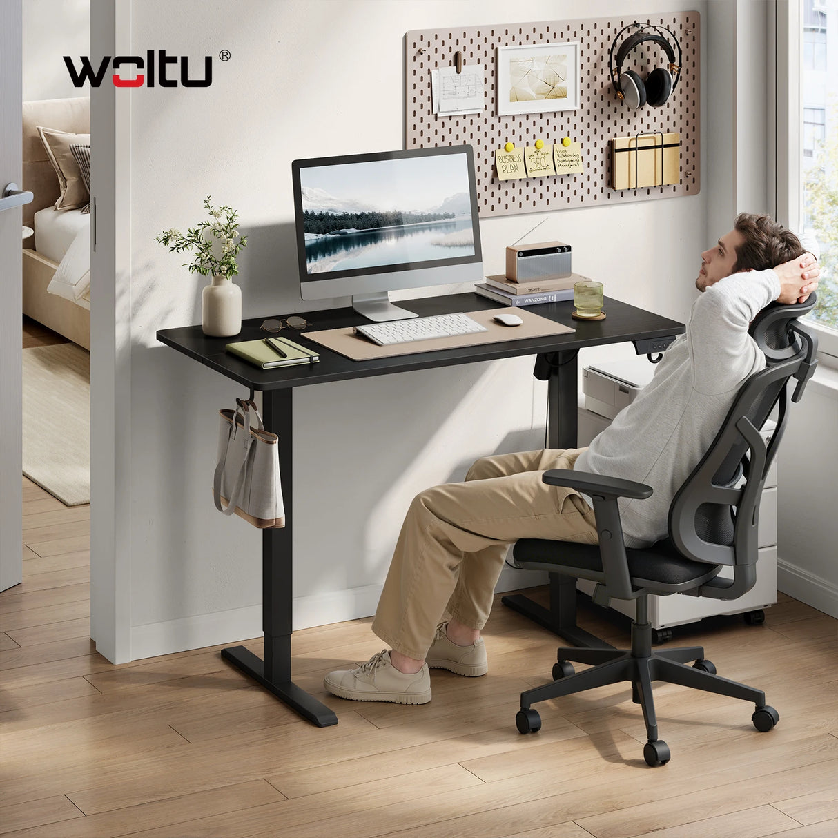 Elektrisch verstelbaar bureau van BukkitBow met 3 geheugenstanden, zit-sta functie en modern ontwerp.