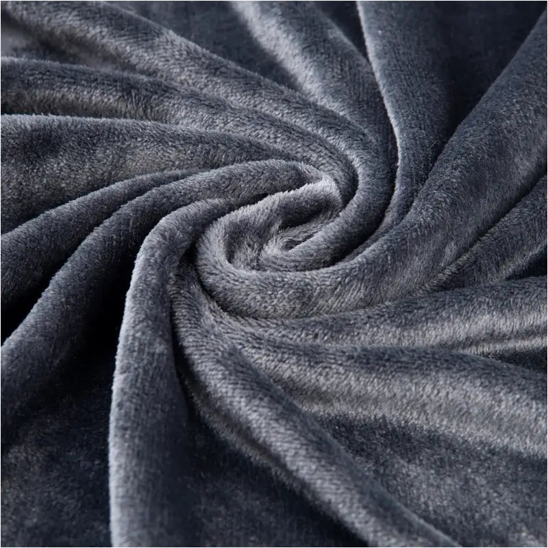 BukkitBow flanellen deken 260 GSM, zachte en warme deken in verschillende maten en kleuren, liggend op een bed.