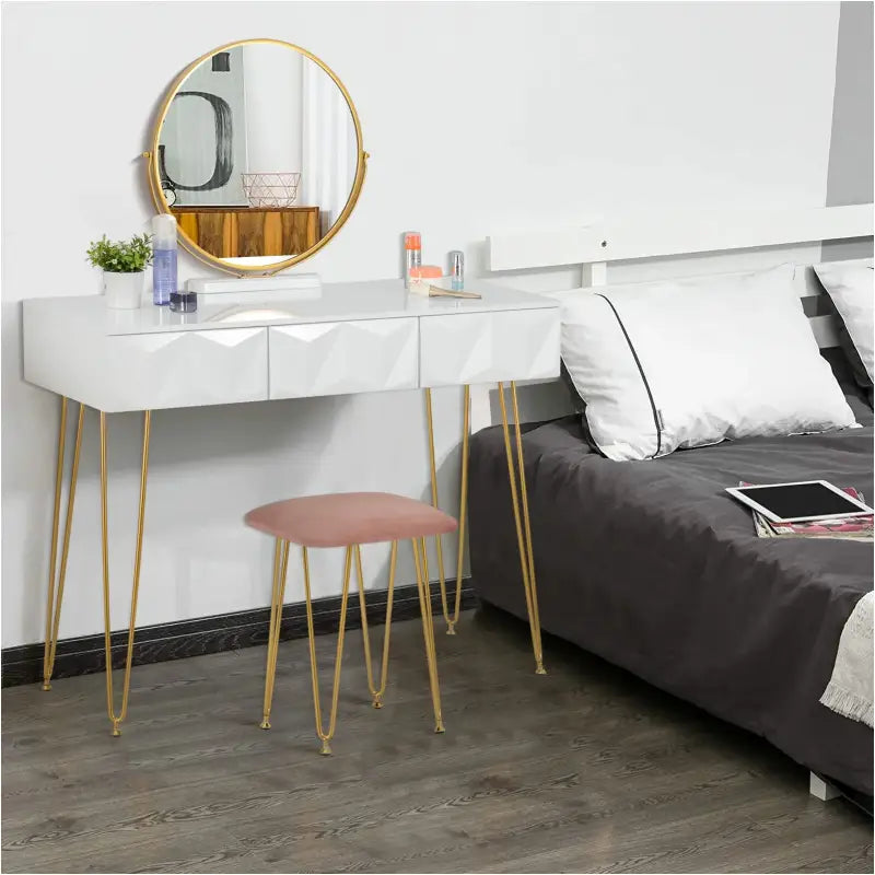 Luxe BukkitBow kaptafel met ronde spiegel, gouden poten, kruk en drie lades voor stijlvolle opbergruimte en spiegel.