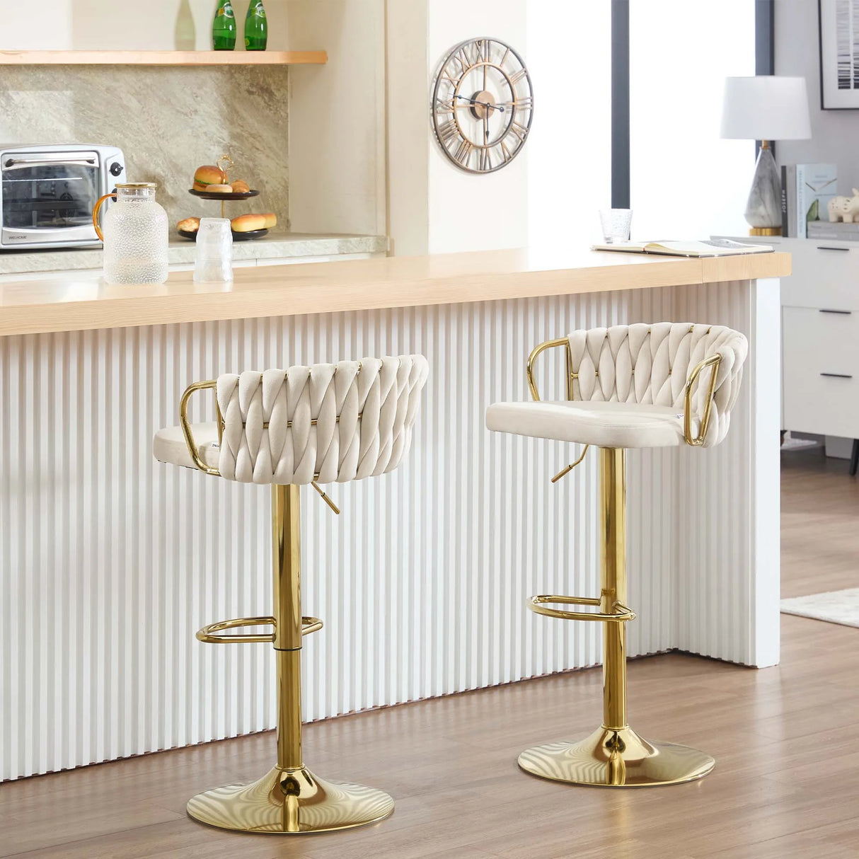 Luxe velvet barkruk van BukkitBow met gevlochten rugleuning en verstelbare hoogte, ideaal voor moderne eet- of barruimte.