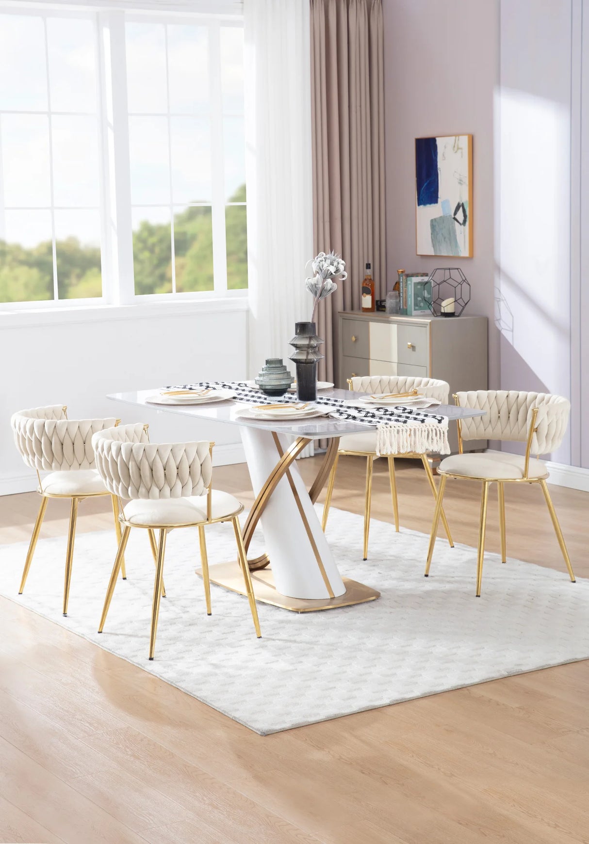 Set van 2 BukkitBow luxe velvet eetkamerstoelen met goudkleurig onderstel, zachte bekleding en elegante uitstraling.