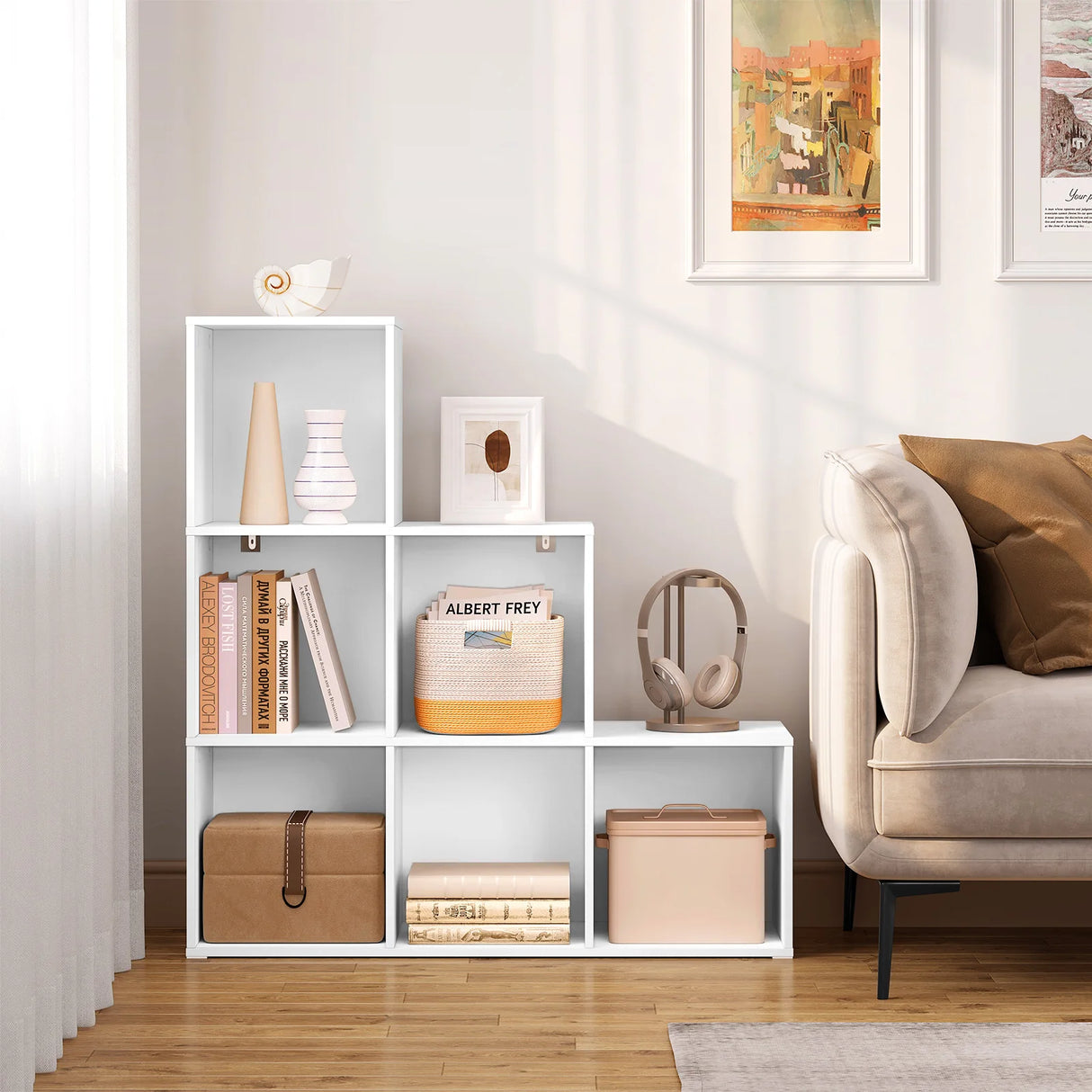 Moderne BukkitBow boekenkast in trapvorm met 6 open vakken, houten uitstraling, geschikt voor woonkamer of kantoor.