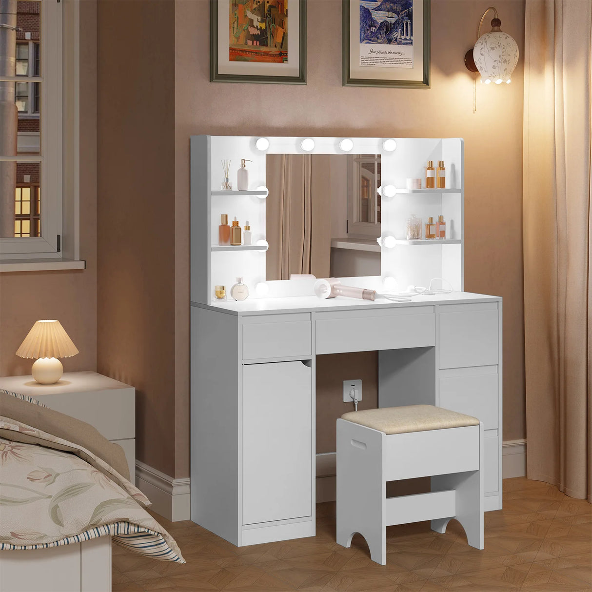 Moderne witte BukkitBow kaptafel met stopcontact en Hollywood-verlichting, ideaal voor make-up en haarstyling in de slaapkamer.