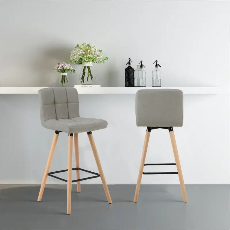 BukkitBow set van 2 barkrukken met massieve houten poten, linnen zitting, ergonomisch ontwerp en vloerbescherming in een moderne woonkamer