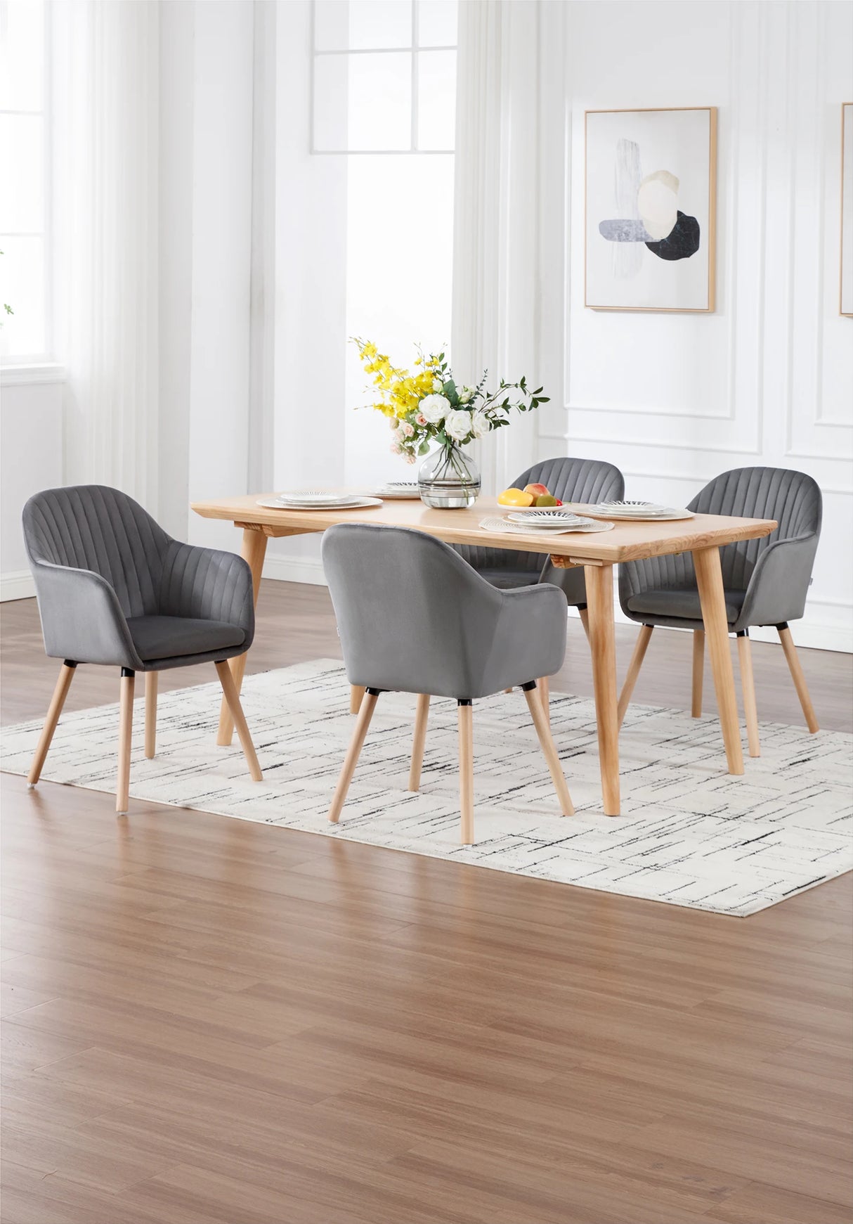 Set van 2 BukkitBow eetkamerstoelen met fluwelen bekleding, armleuningen en houten poten, gestoffeerde zit voor comfort.