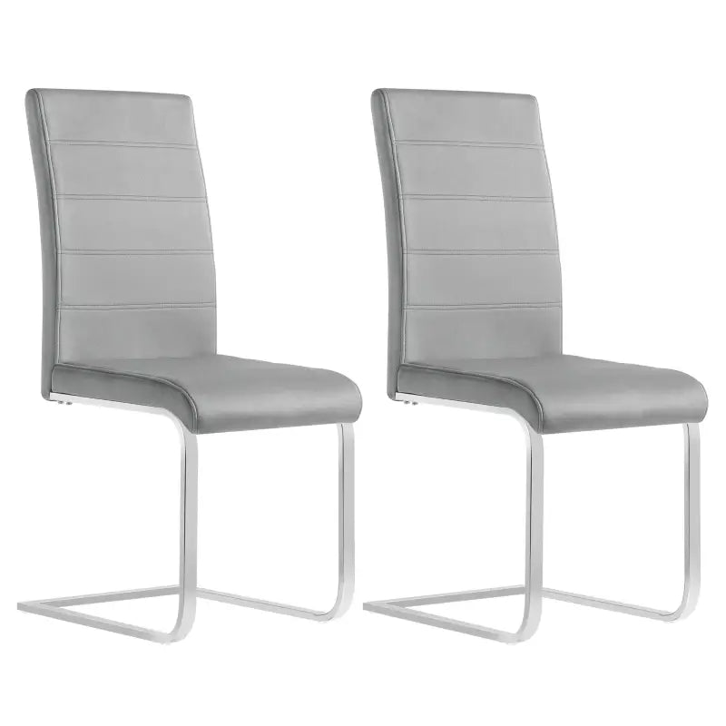 Set van 2 BukkitBow eetkamerstoelen met lederen en fluwelen bekleding, hoge rugleuning en metalen poten, zithoogte 48,5 cm.