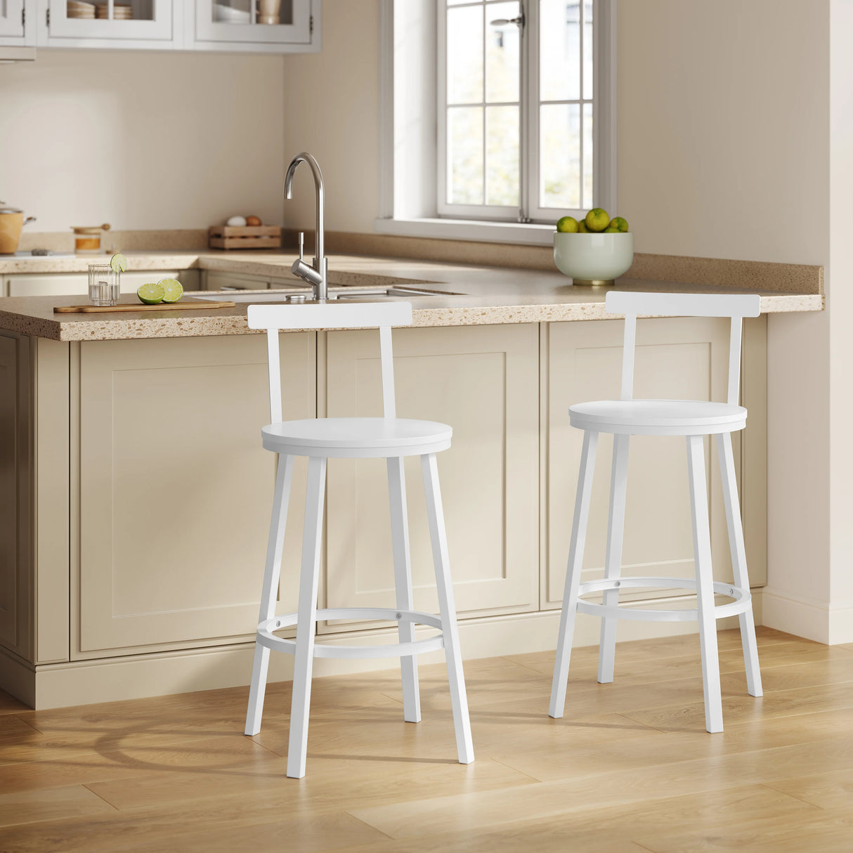 Set van 2 BukkitBow industriële barkrukken met houten zitting, rugleuning, voetsteun en stalen frame voor keuken en eetkamer.