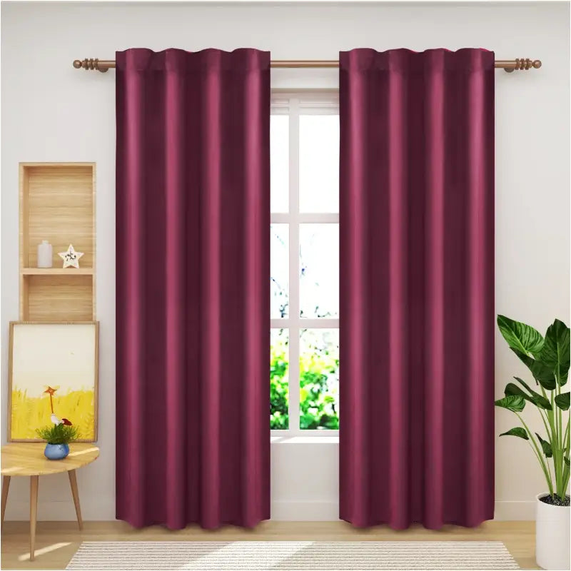 BukkitBow verduisteringsgordijnen van polyester velours, in verschillende maten en kleuren, op een raam bevestigd.