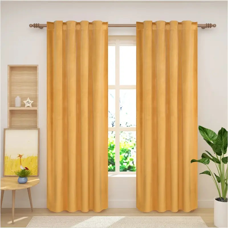 BukkitBow verduisteringsgordijn van polyester velours, 300g/m², in diverse maten en kleuren, hangt aan een raam.