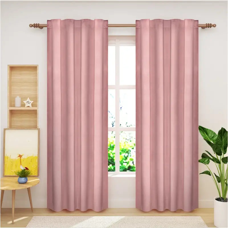 BukkitBow verduisteringsgordijn van polyester velours, 300g/m², in verschillende maten en kleuren, hangt aan een raam.