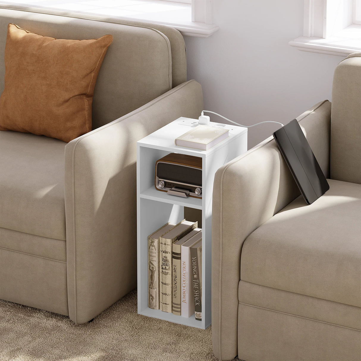 Smal BukkitBow nachtkastje met stopcontact en USB-poorten, houten afwerking en compacte design voor naast het bed