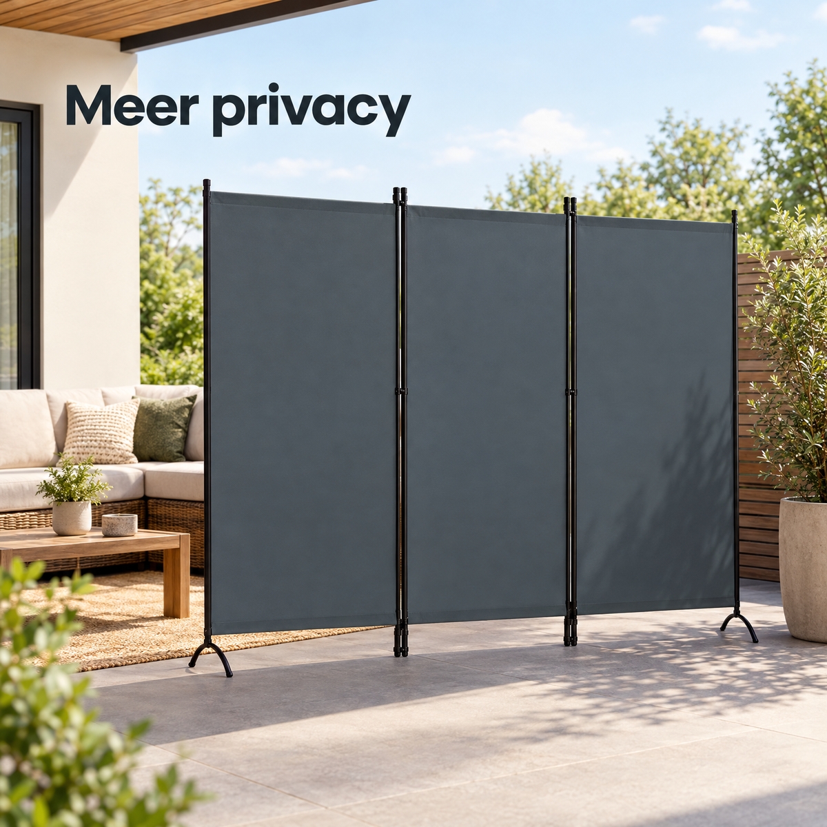 Opvouwbaar kamerscherm met 3 panelen en stalen frame, geschikt voor binnen en buiten, van BukkitBow, in gebruik.