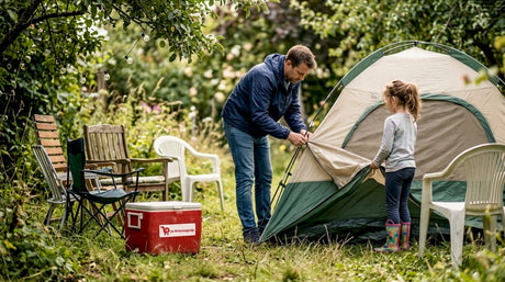 Een gezin is druk in de weer met het opzetten van een polyester partytent in de tuin voor een gezellig feestje.