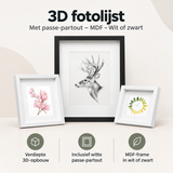 3D fotolijst van BukkitBow met passe-partout, MDF in wit of zwart, toont een frame met diepte voor foto’s en kunstwerken