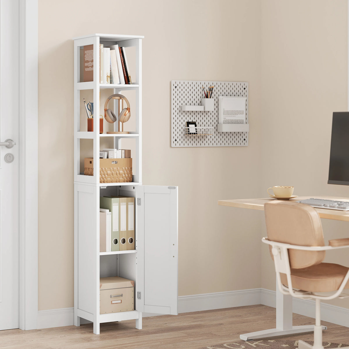 Smalle witte badkamerkast in een werkkamer, met drie open vakken en een geopende deur