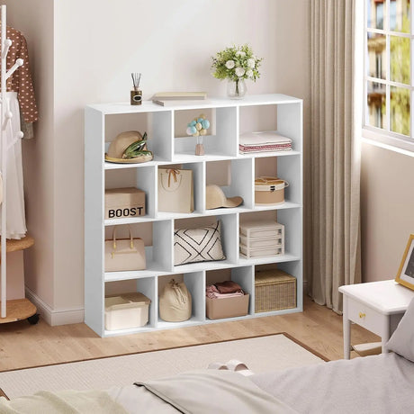 Witte vakkenkast met open vakken, gevuld met tassen, dozen en decoratie in een slaapkamer