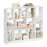 Witte vakkenkast met dertien vakken, ingericht met boeken, dozen en decoratie