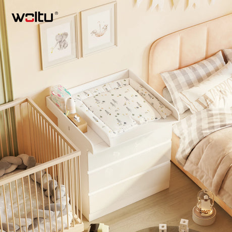 Wit aankleedopzetstuk voor commode van BukkitBow, 80 cm lang met vakverdeler, op een babycommode geplaatst.