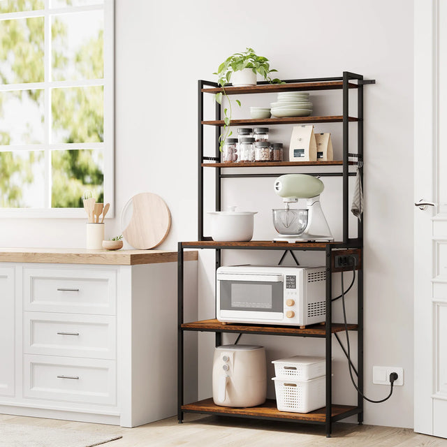 Bruin keukenrek met stopcontact in een keuken, ingericht met magnetron, mixer en opbergpotten
