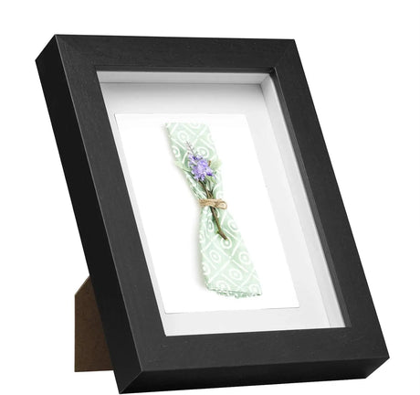 Witte of zwarte 3D fotolijst van MDF met passe-partout, geschikt voor het tonen van foto's of kunstwerken.