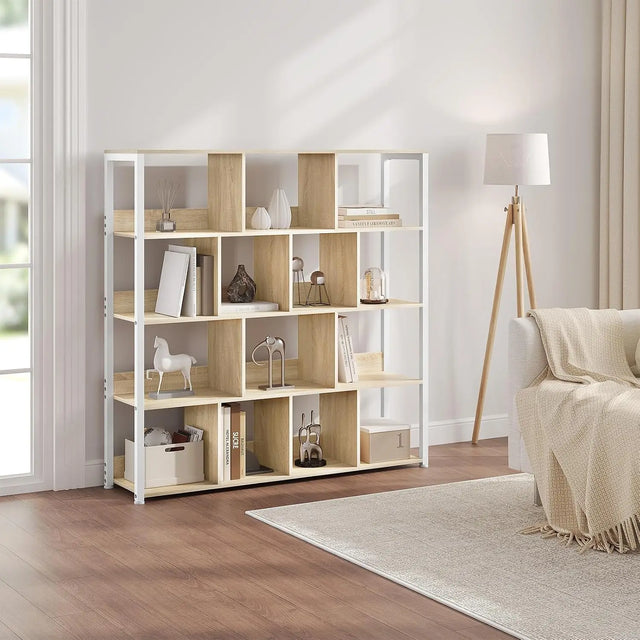 Open boekenkast in licht eiken met boeken en decoratie, opgesteld naast een vloerlamp in de woonkamer