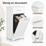 Detail van materiaal en afwerking van badkamerkast met wasmand