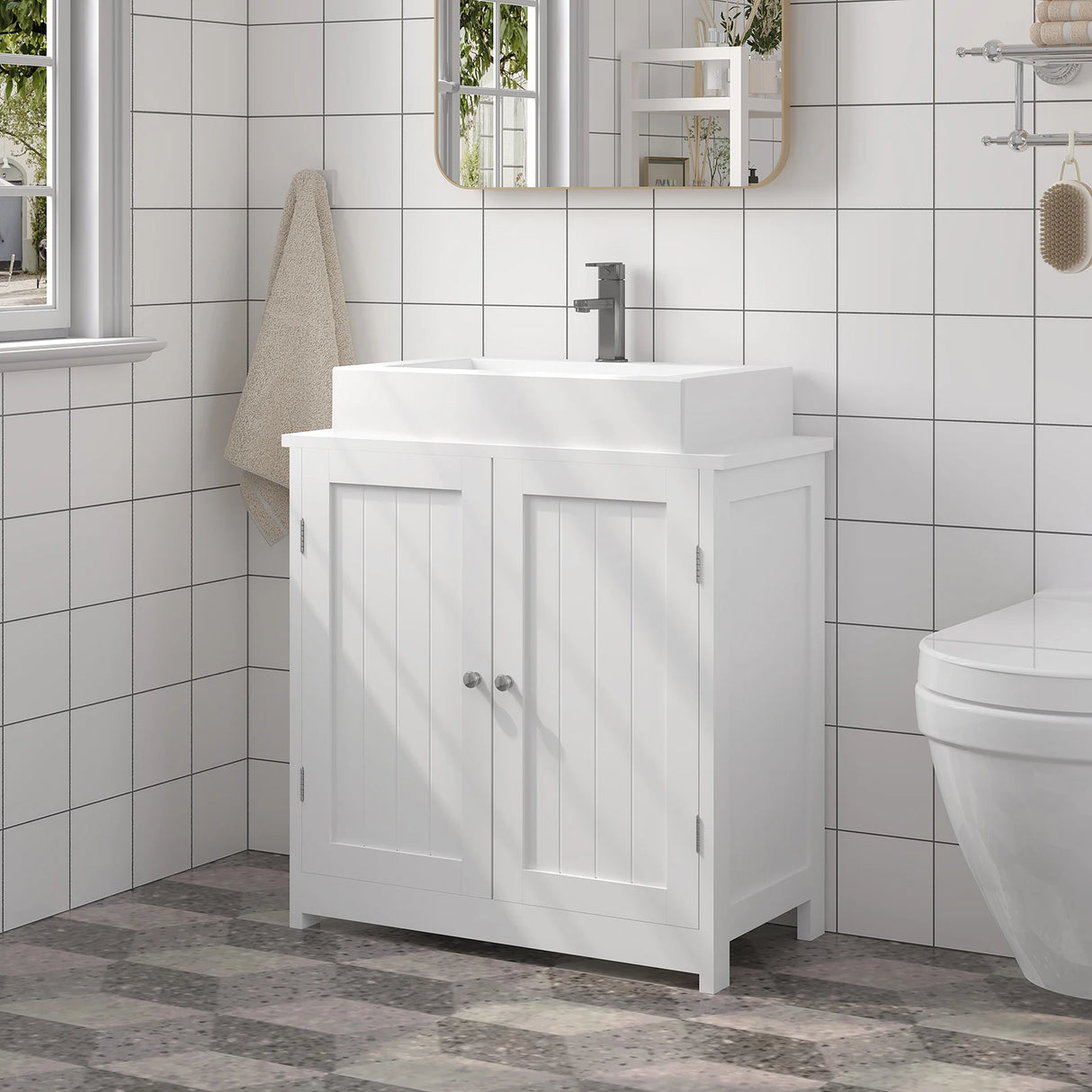 BukkitBow badkamerkast onder wastafel met 2 deuren en verstelbare plank, vrijstaand op opslagmeubel in moderne badkamer.