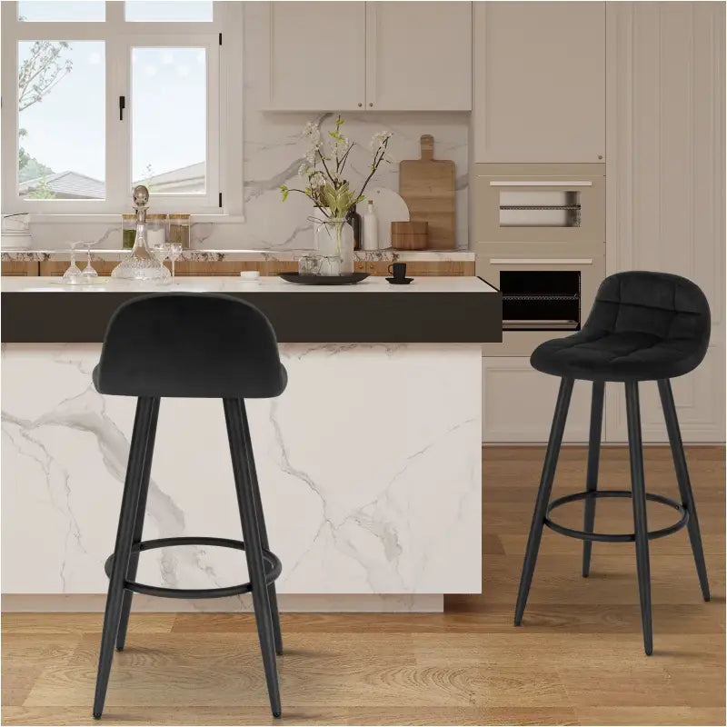 BukkitBow barkruk van fluweel met metalen frame, lage rugleuning, ergonomische voetsteun en modern ontwerp.