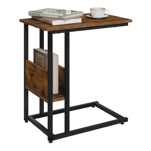 Industriele C-vormige bijzettafel van BukkitBow met zijvak en metalen afwerking, geschikt voor woonkamer of slaapkamer.