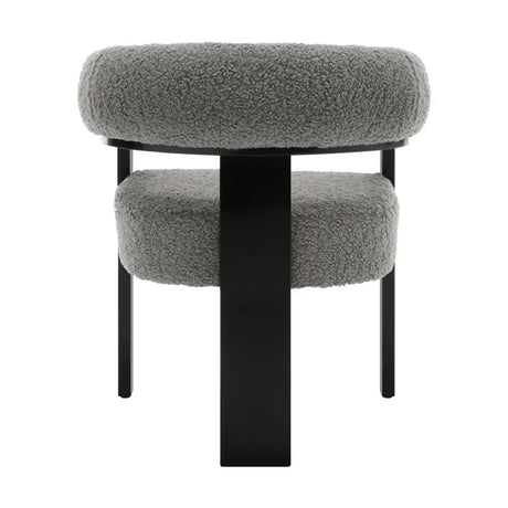 BukkitBow fauteuil met fleece bekleding in lamsvacht-look, rubberwood frame, ergonomisch en modern design.