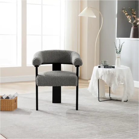 BukkitBow fauteuil met fleece bekleding in lamsvacht-look, rubberwood frame, ergonomisch en modern ontwerp, comfortabele zit.