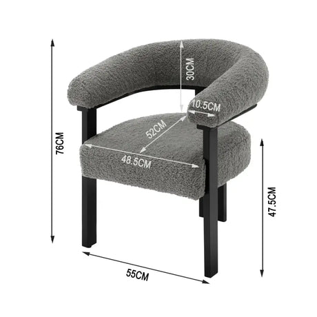 BukkitBow fauteuil met fleece bekleding in lamsvacht-look en rubberwood frame, ergonomisch en modern design.