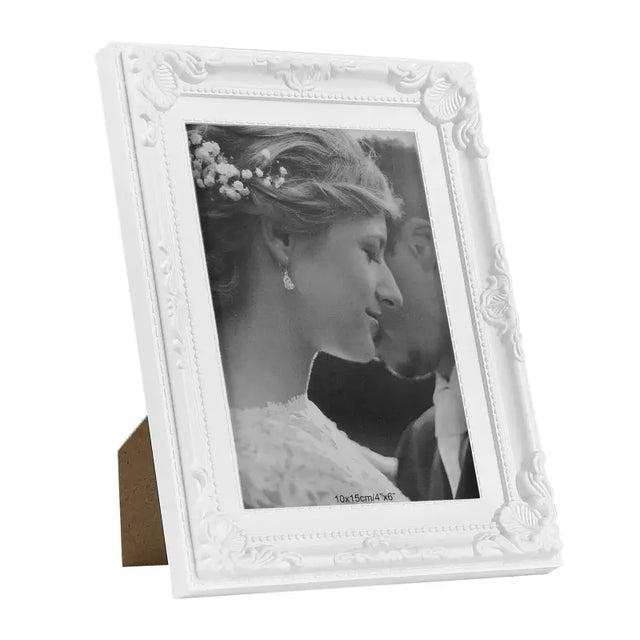 Wit BukkitBow fotolijstje met sierprint, houten frame en ruimte voor foto, elegant en decoratief voor in huis.