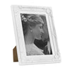 Wit BukkitBow fotolijstje met sierprint, houten frame en ruimte voor foto, elegant en decoratief voor in huis.