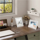 Wit BukkitBow fotolijstje met sierprint, geschikt voor het tonen van foto's, met een elegante en decoratieve uitstraling