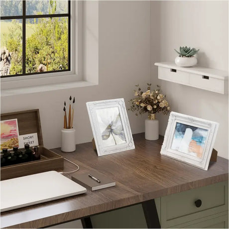 Wit BukkitBow fotolijstje met sierprint, geschikt voor het tonen van foto's, met een elegante en decoratieve uitstraling