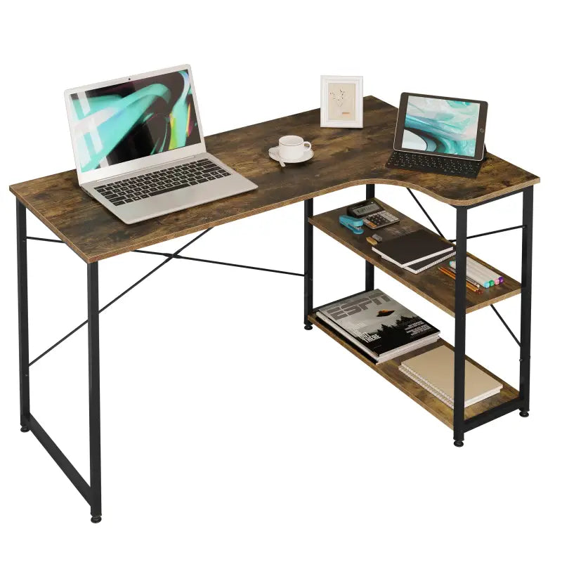 Industrieel hoekbureau van BukkitBow met 2 opbergplanken, compact ontwerp, 120x74cm, perfect voor thuis of kantoor.