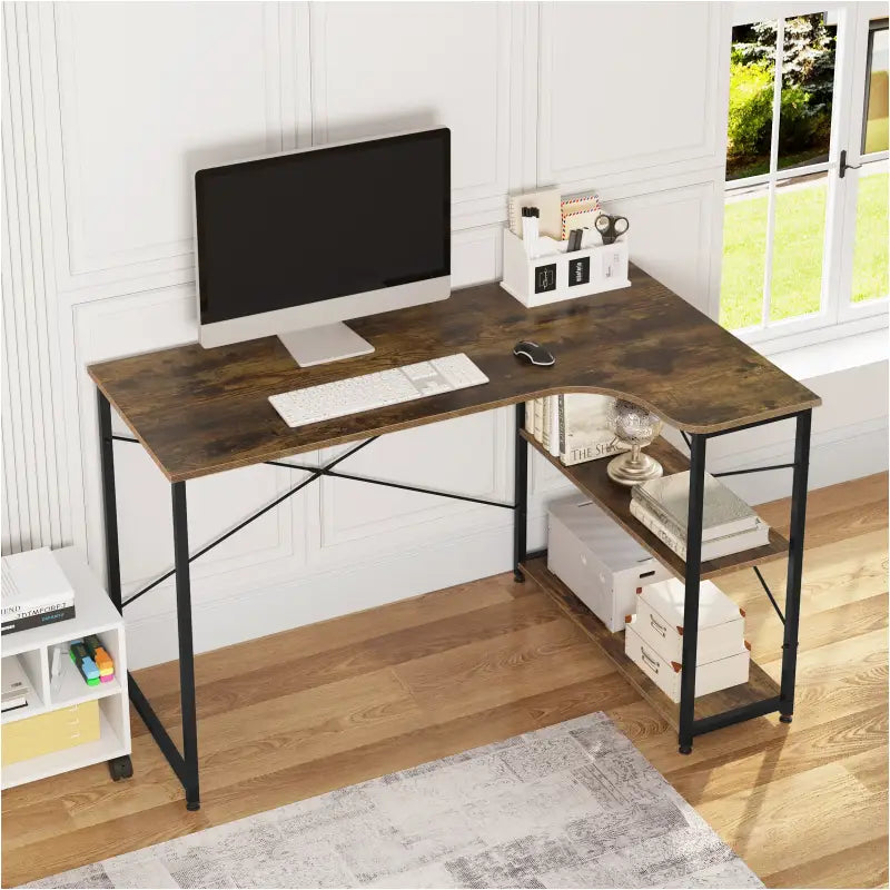 Industrieel hoekbureau van BukkitBow met 2 opbergruimtes en plank, compact design, afmetingen 120x74 cm, geschikt voor kantoor.