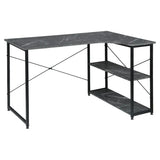 Industrieel klein hoekbureau van BukkitBow met twee planken opbergruimte, 120x74cm, geschikt voor thuis of kantoor.