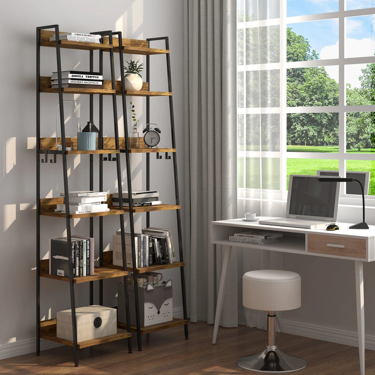 Industrieel ladderrek boekenkast van BukkitBow met 6 planken en 4 haken, gemaakt van metaal, geschikt voor boeken en decoraties.