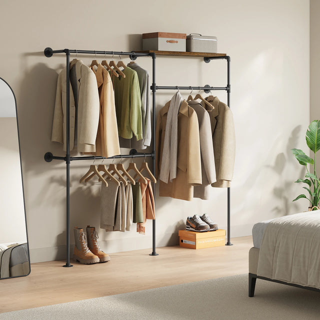 Industrieel wandmontage kledingrek van metaal van BukkitBow, open ontwerp voor kleding en accessoires in moderne stijl.