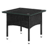 Luxe BukkitBow polyrattan bijzettafel met gehard glazen blad en weerbestendige buitengebruik, perfect voor tuin of terras.