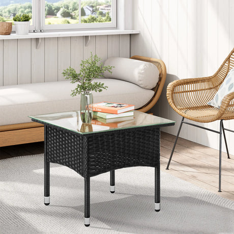 Luxe polyrattan bijzettafel van BukkitBow met hardglazen blad, weerbestendig en geschikt voor buitengebruik.