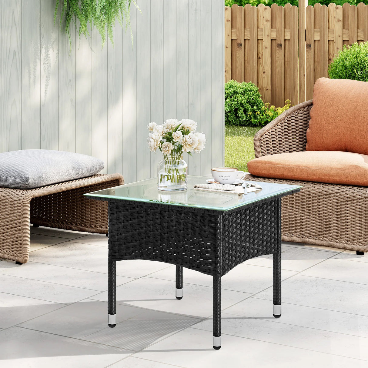 Luxe polyrattan bijzettafel van BukkitBow met helder gehard glas, weerbestendig voor buitengebruik.