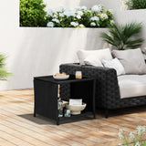 Luxe BukkitBow polyrattan bijzettafel met glazen blad en opbergvak, geschikt voor buiten, stijlvolle tuin- of terrasdecoratie.